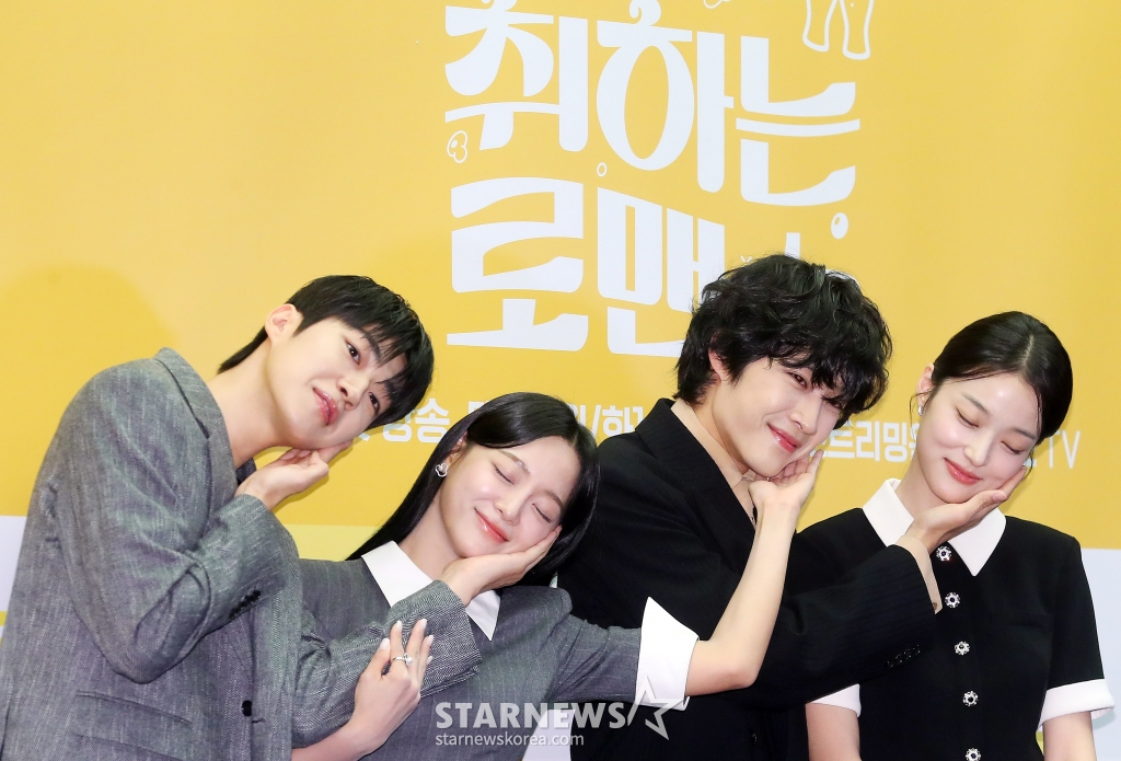 배우 백성철, 김세정, 이종원, 신도현이 4일 오후 서울 마포구 상암동 스탠포드 서울에서 진행된 ENA 월화드라마 '취하는 로맨스' 제작발표회에 참석해 포즈를 취하고 있다. '취하는 로맨스'는 감정을 숨기는 게 당연한 '초열정' 주류회사 영업왕 용주(김세정 분)와 감정을 캐치하는 게 일상인 '초민감' 브루어리 대표 민주(이종원 분)의 설렘 도수 끌올 로맨스. 2024.11.04 /사진=김창현 chmt@