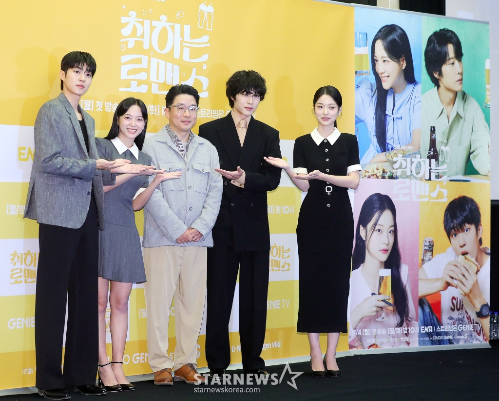 박선호 감독(가운데), 배우 백성철, 김세정, 이종원, 신도현이 4일 오후 서울 마포구 상암동 스탠포드 서울에서 진행된 ENA 월화드라마 '취하는 로맨스' 제작발표회에 참석해 포즈를 취하고 있다. '취하는 로맨스'는 감정을 숨기는 게 당연한 '초열정' 주류회사 영업왕 용주(김세정 분)와 감정을 캐치하는 게 일상인 '초민감' 브루어리 대표 민주(이종원 분)의 설렘 도수 끌올 로맨스. 2024.11.04 /사진=김창현 chmt@