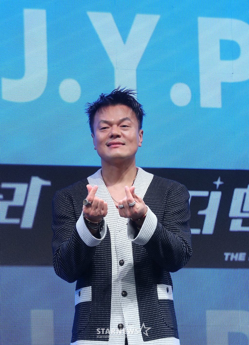 가수 박진영이 31일 오후 서울 영등포구 여의도동 KBS 아트홀에서 진행된 KBS 2TV 예능 '더 딴따라' 제작발표회에 참석해 포즈를 취하고 있다. '더 딴따라'는 노래, 춤, 연기, 예능 다 되는 딴따라 찾기 프로젝트로 원조 딴따라 박진영이 KBS와 손을 잡고 선보이는 새로운 버라이어티 오디션 프로그램. 11월 3일 첫 방송. 2024.10.31 /사진=김창현 chmt@