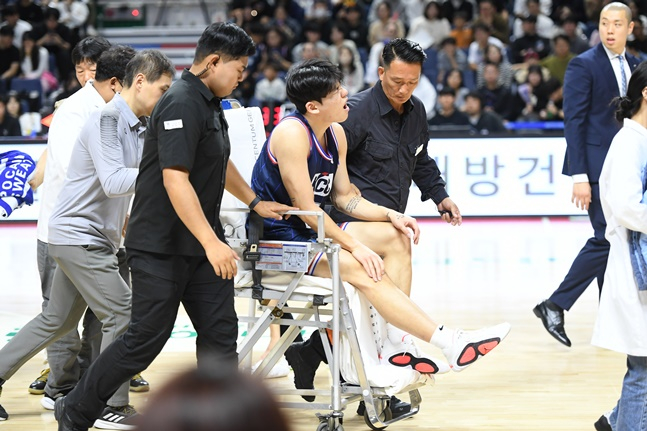 KCC 김동현이 3일 정관장과 홈경기에서 수비 도중 발목을 다쳐 들것에 실려나가고 있다. /사진=KBL 제공