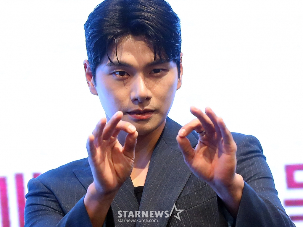 배우 이이경이 6일 오후 서울 구로구 더 세인트 웨딩에서 진행된 KBS 2TV 수목드라마 '페이스미' 제작발표회에 참석해 포즈를 취하고 있다. '페이스미'는 냉정한 성형외과 의사와 열정적인 강력계 MZ 형사가 범죄 피해자 재건 성형을 통해 사건의 진실을 쫓는 공조 추적 메디컬 드라마다. 2024.11.06 /사진=김창현 chmt@