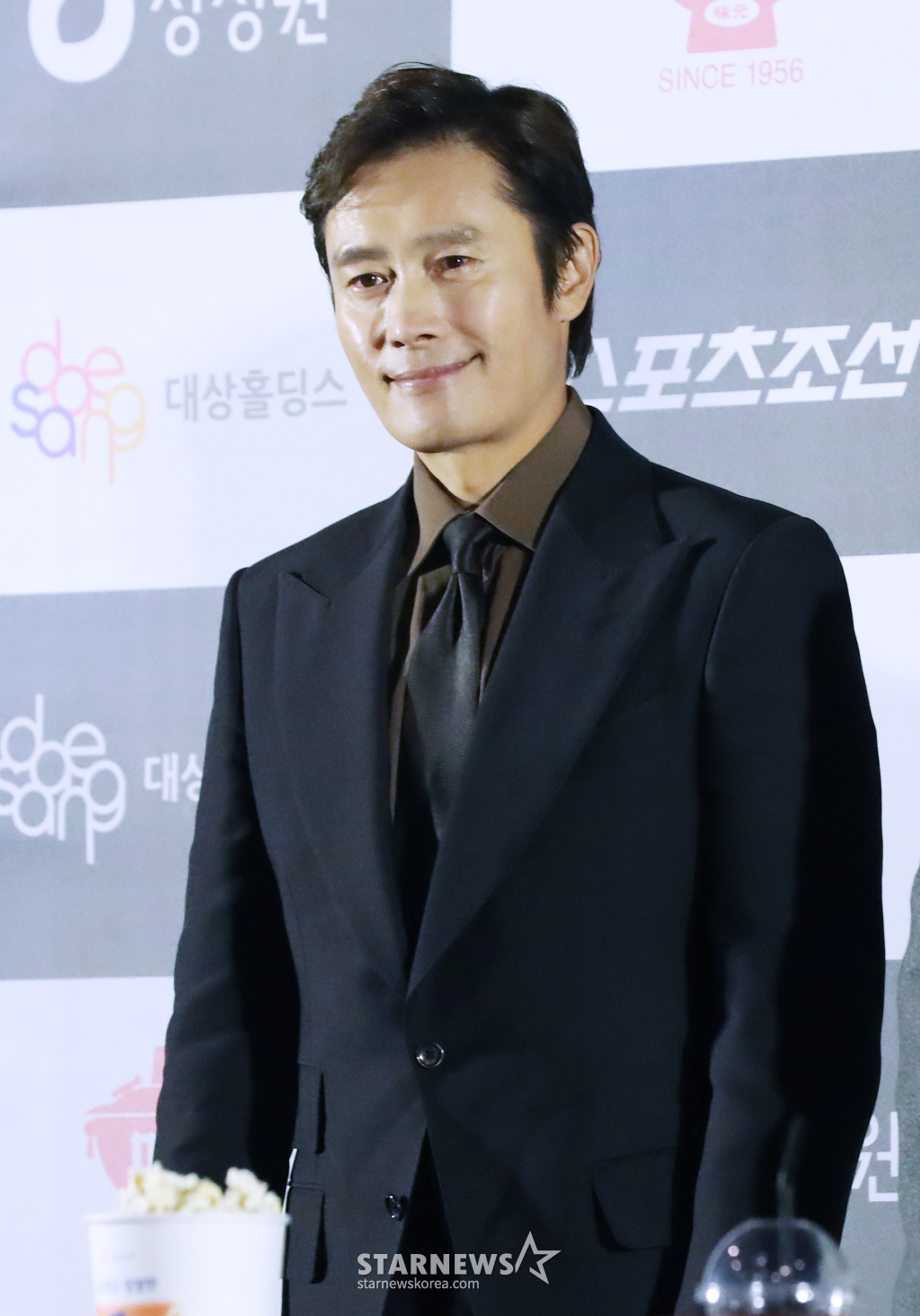 배우 이병헌이 6일 서울 오후 서울 여의도 CGV에서 진행된 제45회 청룡영화상 핸드프린팅 행사에 참석해 포즈를 취하고 있다. 이번 행사에는 지난해 11월에 열린 제44회 청룡영화상 수상자 이병헌, 정유미, 조인성, 전여빈, 고민시가 참석해 핸드프린팅을 남기며 지난 순간의 감동을 다시 한번 전했다. /2024.11.06 /사진=이동훈 photoguy@