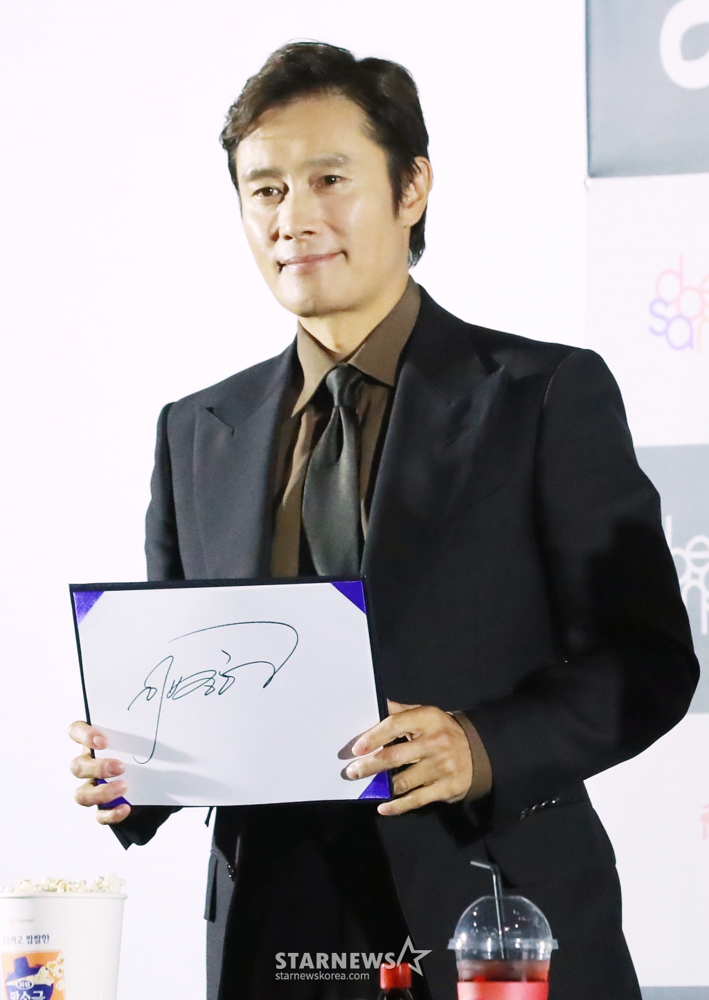배우 이병헌이 6일 서울 오후 서울 여의도 CGV에서 진행된 제45회 청룡영화상 핸드프린팅 행사에 참석해 포즈를 취하고 있다. 이번 행사에는 지난해 11월에 열린 제44회 청룡영화상 수상자 이병헌, 정유미, 조인성, 전여빈, 고민시가 참석해 핸드프린팅을 남기며 지난 순간의 감동을 다시 한번 전했다. /2024.11.06 /사진=이동훈 photoguy@