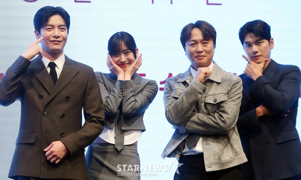 배우 이민기, 한지현, 전배수, 이이경이 6일 오후 서울 구로구 더 세인트 웨딩에서 진행된 KBS 2TV 수목드라마 '페이스미' 제작발표회에 참석해 포즈를 취하고 있다. '페이스미'는 냉정한 성형외과 의사와 열정적인 강력계 MZ 형사가 범죄 피해자 재건 성형을 통해 사건의 진실을 쫓는 공조 추적 메디컬 드라마다. 2024.11.06 /사진=김창현 chmt@