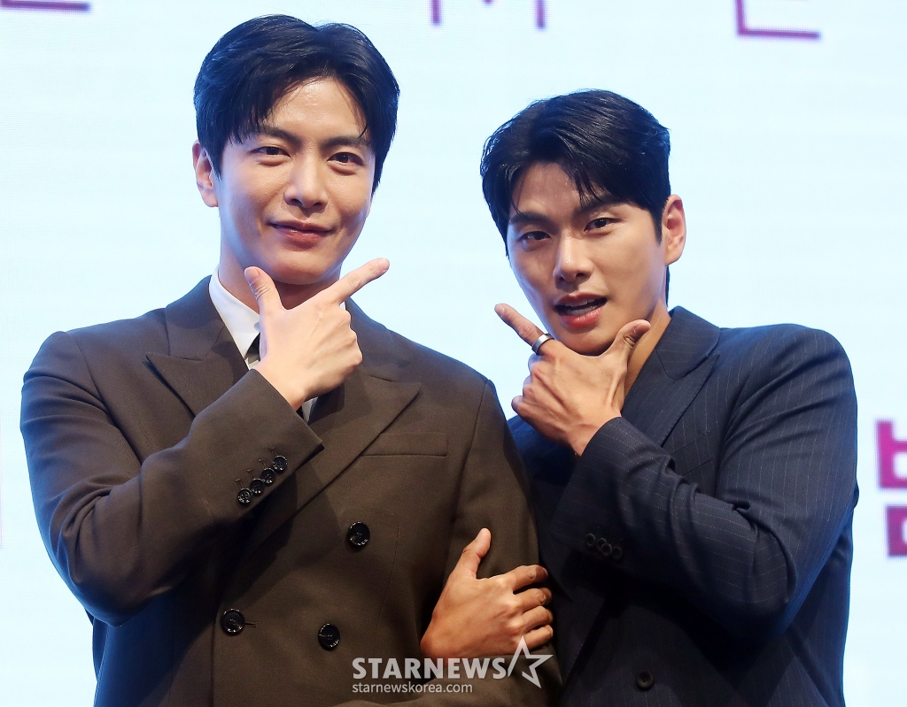 배우 이민기, 이이경이 6일 오후 서울 구로구 더 세인트 웨딩에서 진행된 KBS 2TV 수목드라마 '페이스미' 제작발표회에 참석해 포즈를 취하고 있다. '페이스미'는 냉정한 성형외과 의사와 열정적인 강력계 MZ 형사가 범죄 피해자 재건 성형을 통해 사건의 진실을 쫓는 공조 추적 메디컬 드라마다. 2024.11.06 /사진=김창현 chmt@
