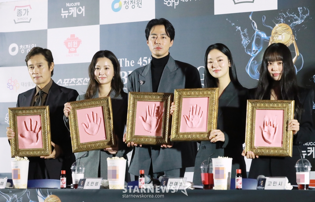 배우 이병헌, 정유미, 조인성, 전여빈, 고민시가 6일 서울 오후 서울 여의도 CGV에서 진행된 제45회 청룡영화상 핸드프린팅 행사에 참석해 포즈를 취하고 있다. 이번 행사에는 지난해 11월에 열린 제44회 청룡영화상 수상자 이병헌, 정유미, 조인성, 전여빈, 고민시가 참석해 핸드프린팅을 남기며 지난 순간의 감동을 다시 한번 전했다. /2024.11.06 /사진=이동훈 photoguy@