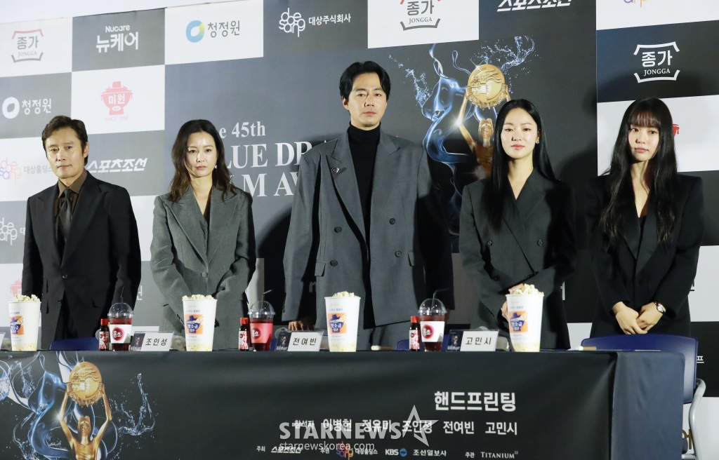 배우 이병헌, 정유미, 조인성, 전여빈, 고민시가 6일 서울 오후 서울 여의도 CGV에서 진행된 제45회 청룡영화상 핸드프린팅 행사에 참석해 포즈를 취하고 있다. 이번 행사에는 지난해 11월에 열린 제44회 청룡영화상 수상자 이병헌, 정유미, 조인성, 전여빈, 고민시가 참석해 핸드프린팅을 남기며 지난 순간의 감동을 다시 한번 전했다. /2024.11.06 /사진=이동훈 photoguy@