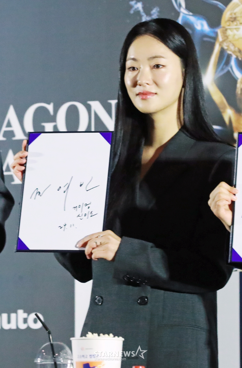 배우 전여빈이 6일 서울 오후 서울 여의도 CGV에서 진행된 제45회 청룡영화상 핸드프린팅 행사에 참석해 포즈를 취하고 있다. 이번 행사에는 지난해 11월에 열린 제44회 청룡영화상 수상자 이병헌, 정유미, 조인성, 전여빈, 고민시가 참석해 핸드프린팅을 남기며 지난 순간의 감동을 다시 한번 전했다. /2024.11.06 /사진=이동훈 photoguy@
