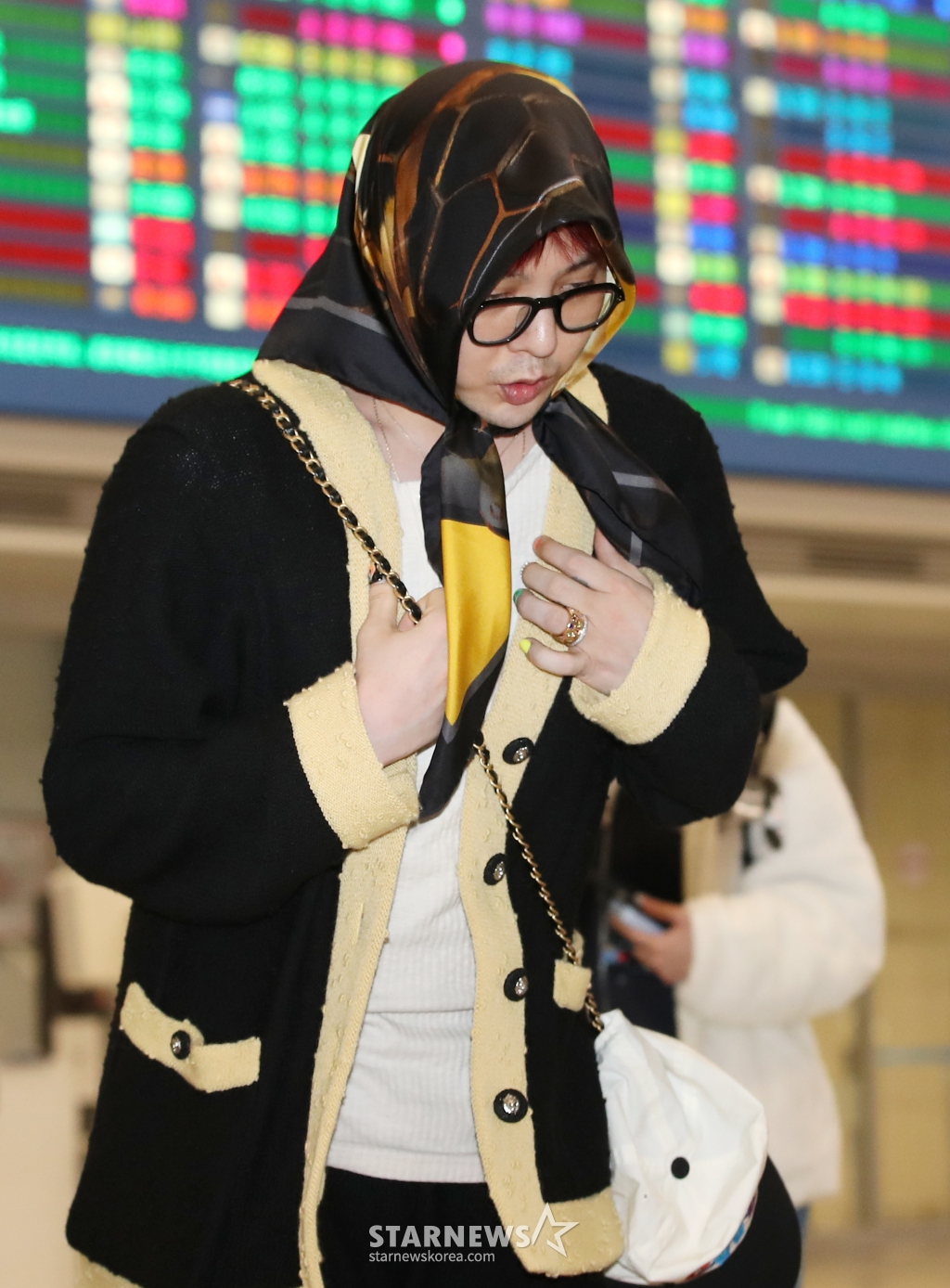 (인천공항=뉴스1) 권현진 기자 = 가수 지드래곤(GD)이 ‘샤넬 2024/25 크루즈 레플리카 쇼’ 일정을 마치고 7일 인천국제공항을 통해 홍콩에서 귀국하고 있다. 2024.11.7/뉴스1 Copyright (C) 뉴스1. All rights reserved. 무단 전재 및 재배포, AI학습 이용 금지. /사진=(인천공항=뉴스1) 권현진 기자