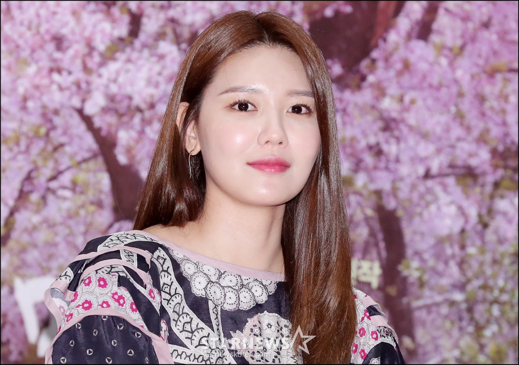 배우 최수영이 25일 오후 서울 광화문 씨네큐브에서 열린 영화 '막다른 골목의 추억' 언론시사회에 참석해 취재진을 바라보고 있다. '막다른 골목의 추억'은 일본의 유명 작가 요시모토 바나나의 동명 소설을 원작으로 한 영화. 인생의 막다른 골목에 내몰린 주인공이 낯선 도시에서 새로운 사람들을 만나 상처를 치유하는 이야기를 그린다. 오는 4월 4일 개봉.
