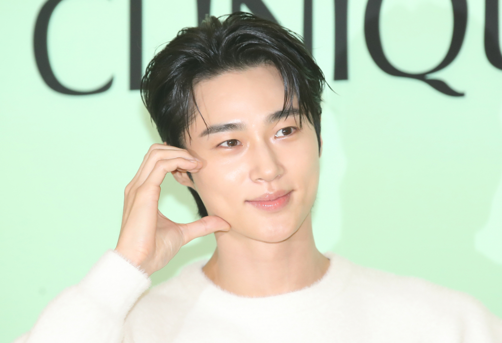 (서울=뉴스1) 권현진 기자 = 배우 변우석이 9일 서울 송파구 잠실롯데백화점에서 열린 뷰티 브랜드 포토행사에 참석해 포즈를 취하고 있다. 2024.9.9/뉴스1 Copyright (C) 뉴스1. All rights reserved. 무단 전재 및 재배포, AI학습 이용 금지. /사진=(서울=뉴스1) 권현진 기자