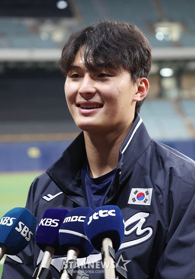 대한민국 야구 대표팀이 '2024 WBSC 프리미어 12' 츨전을 앞두고 7일 서울 고척스카이돔에서 최종 훈련을 가졌다. 윤동희가 훈련을 마친 후 밝은 표정으로 인터뷰에 응하고 있다. /사진=김진경 대기자