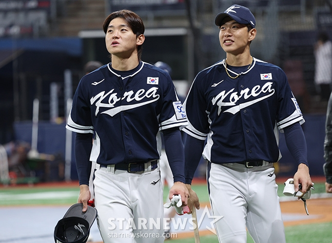 대한민국 야구 대표팀이 '2024 WBSC 프리미어 12' 츨전을 앞두고 7일 서울 고척스카이돔에서 최종 훈련을 가졌다. 김도영과 송성문이 타격 훈련을 마친 후 철수하고 있다. /사진=김진경 대기자