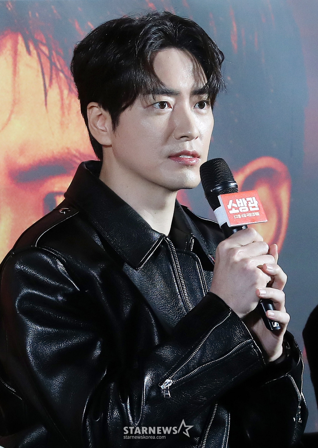 배우 이준혁이 8일 오전 서울 용산구 아이파크몰 CGV에서 진행된 영화 '소방관' 제작보고회에 참석해 인사말을 하고 있다. '소방관'은 2001년 홍제동 화재 참사 사건 당시 열악한 환경 속에서도 화재 진압과 전원 구조라는 단 하나의 목표를 가지고 투입된 소방관들의 상황을 그린 이야기. 12월 4일 개봉. 2024.11.08 /사진=김창현 chmt@