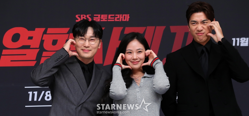 배우 서현우, 김형서, 성준이 8일 오후 서울 양천구 목동 SBS 사옥에서 진행된 금토드라마 '열혈사제2' 제작발표회에 참석해 포즈를 취하고 있다. '열혈사제2' 낮에는 사제, 밤에는 벨라또의 역할을 위해 천사파 보스로 활약하는 분노 조절 장애 열혈 신부 김해일(김남길 분)이 부산으로 떠 국내 최고 마약 카르텔과 한판 뜨는 노빠꾸 공조 수사극이다. 2024.11.08 /사진=김창현 chmt@