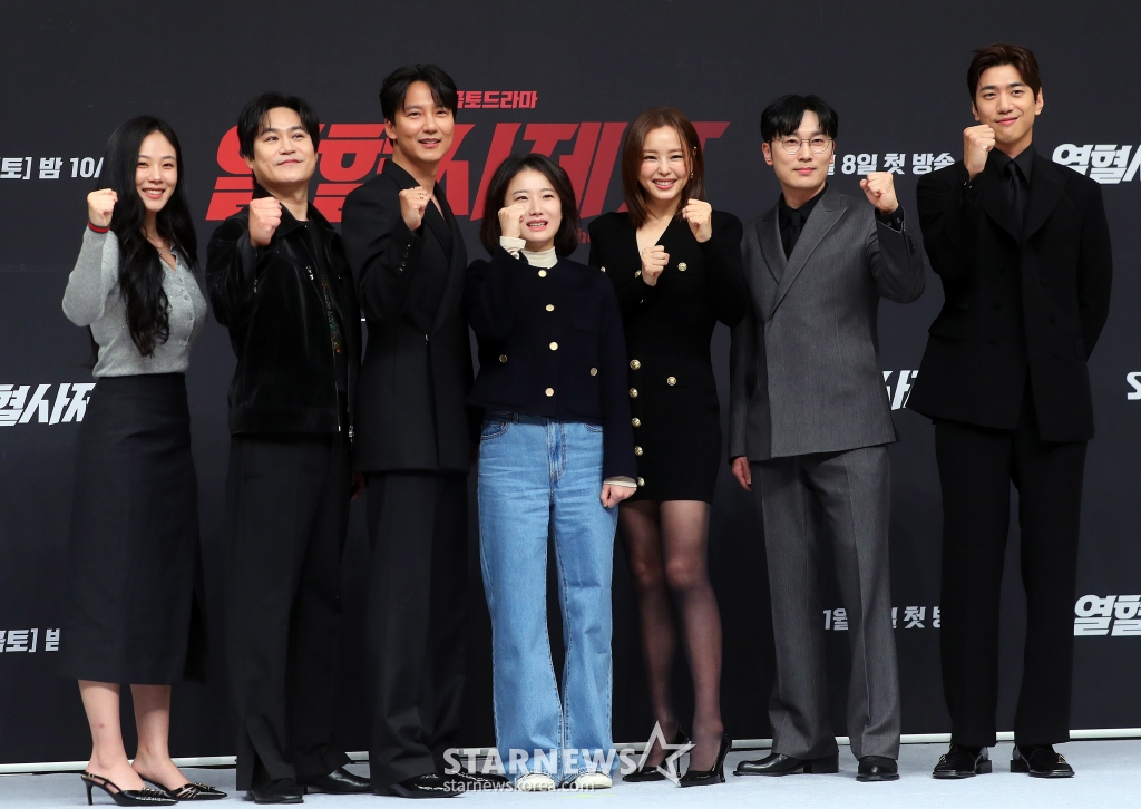 박보람 감독(가운데), 배우 김형서, 김성균, 김남길, 이하늬, 서현우, 성준이 8일 오후 서울 양천구 목동 SBS 사옥에서 진행된 금토드라마 '열혈사제2' 제작발표회에 참석해 포즈를 취하고 있다. '열혈사제2' 낮에는 사제, 밤에는 벨라또의 역할을 위해 천사파 보스로 활약하는 분노 조절 장애 열혈 신부 김해일(김남길 분)이 부산으로 떠 국내 최고 마약 카르텔과 한판 뜨는 노빠꾸 공조 수사극이다. 2024.11.08 /사진=김창현 chmt@
