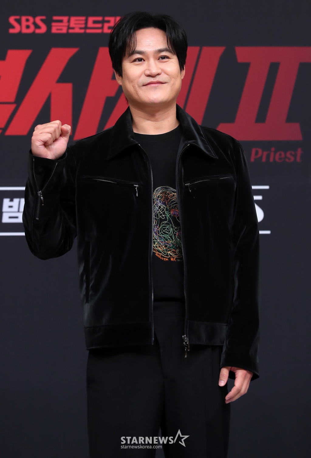 배우 김성균이 8일 오후 서울 양천구 목동 SBS 사옥에서 진행된 금토드라마 '열혈사제2' 제작발표회에 참석해 포즈를 취하고 있다. '열혈사제2' 낮에는 사제, 밤에는 벨라또의 역할을 위해 천사파 보스로 활약하는 분노 조절 장애 열혈 신부 김해일(김남길 분)이 부산으로 떠 국내 최고 마약 카르텔과 한판 뜨는 노빠꾸 공조 수사극이다. 2024.11.08 /사진=김창현 chmt@
