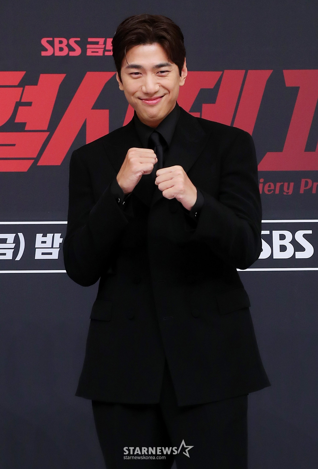배우 성준이 8일 오후 서울 양천구 목동 SBS 사옥에서 진행된 금토드라마 '열혈사제2' 제작발표회에 참석해 포즈를 취하고 있다. '열혈사제2' 낮에는 사제, 밤에는 벨라또의 역할을 위해 천사파 보스로 활약하는 분노 조절 장애 열혈 신부 김해일(김남길 분)이 부산으로 떠 국내 최고 마약 카르텔과 한판 뜨는 노빠꾸 공조 수사극이다. 2024.11.08 /사진=김창현 chmt@