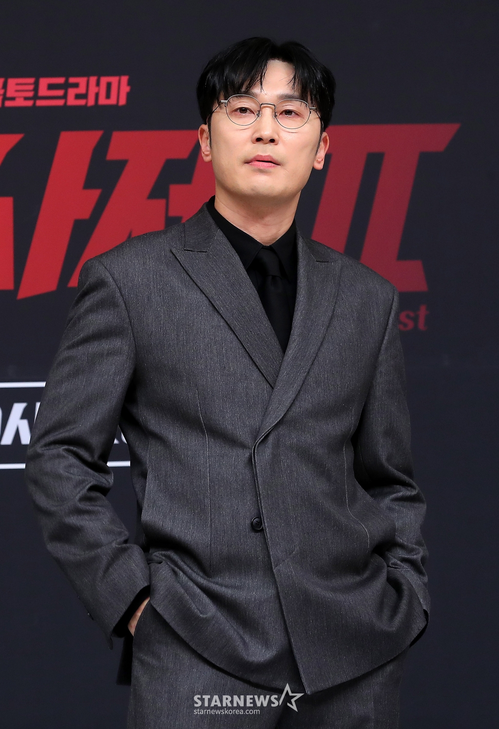 배우 서현우가 8일 오후 서울 양천구 목동 SBS 사옥에서 진행된 금토드라마 '열혈사제2' 제작발표회에 참석해 포즈를 취하고 있다. '열혈사제2' 낮에는 사제, 밤에는 벨라또의 역할을 위해 천사파 보스로 활약하는 분노 조절 장애 열혈 신부 김해일(김남길 분)이 부산으로 떠 국내 최고 마약 카르텔과 한판 뜨는 노빠꾸 공조 수사극이다. 2024.11.08 /사진=김창현 chmt@