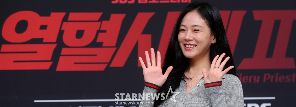 배우 김형서가 8일 오후 서울 양천구 목동 SBS 사옥에서 진행된 금토드라마 '열혈사제2' 제작발표회에 참석해 포즈를 취하고 있다. '열혈사제2' 낮에는 사제, 밤에는 벨라또의 역할을 위해 천사파 보스로 활약하는 분노 조절 장애 열혈 신부 김해일(김남길 분)이 부산으로 떠 국내 최고 마약 카르텔과 한판 뜨는 노빠꾸 공조 수사극이다. 2024.11.08 /사진=김창현 chmt@