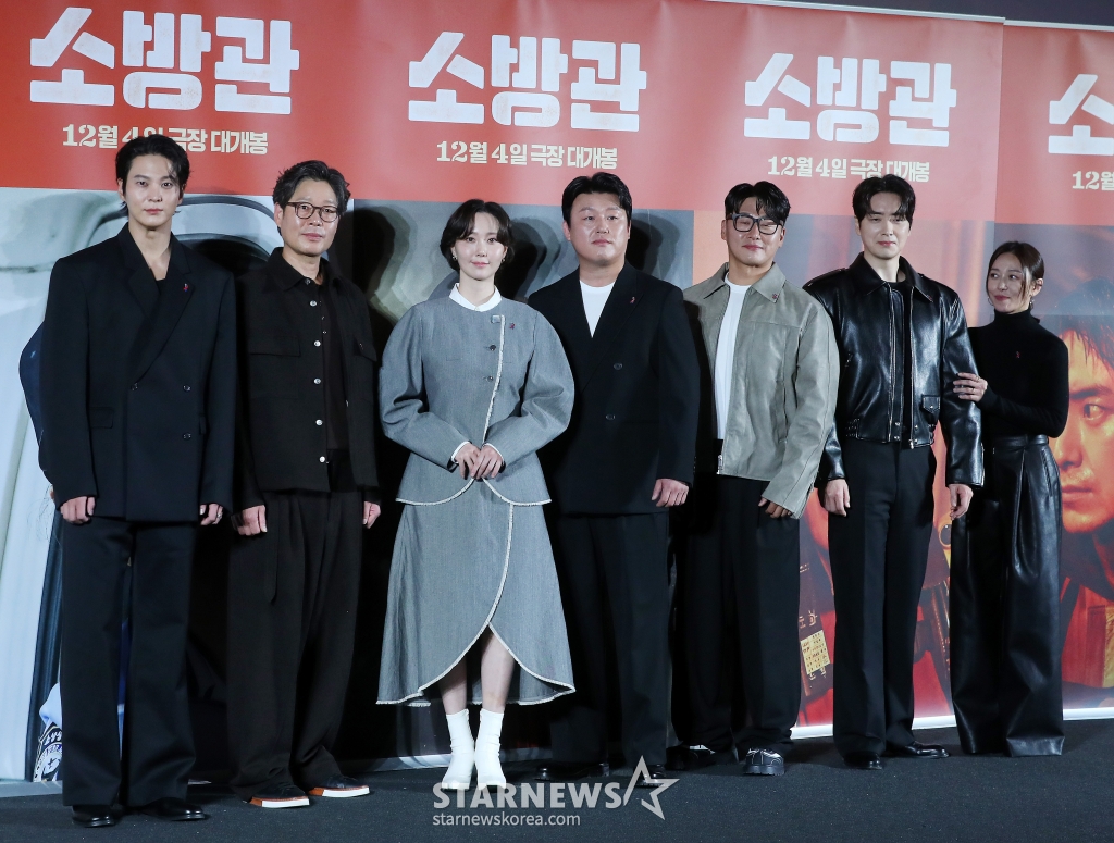 배우 주원, 유재명, 이유영, 김민재, 오대환, 이준혁, 장영남이 8일 오전 서울 용산구 아이파크몰 CGV에서 진행된 영화 '소방관' 제작보고회에 참석해 포즈를 취하고 있다. '소방관'은 2001년 홍제동 화재 참사 사건 당시 열악한 환경 속에서도 화재 진압과 전원 구조라는 단 하나의 목표를 가지고 투입된 소방관들의 상황을 그린 이야기. 12월 4일 개봉. 2024.11.08 /사진=김창현 chmt@