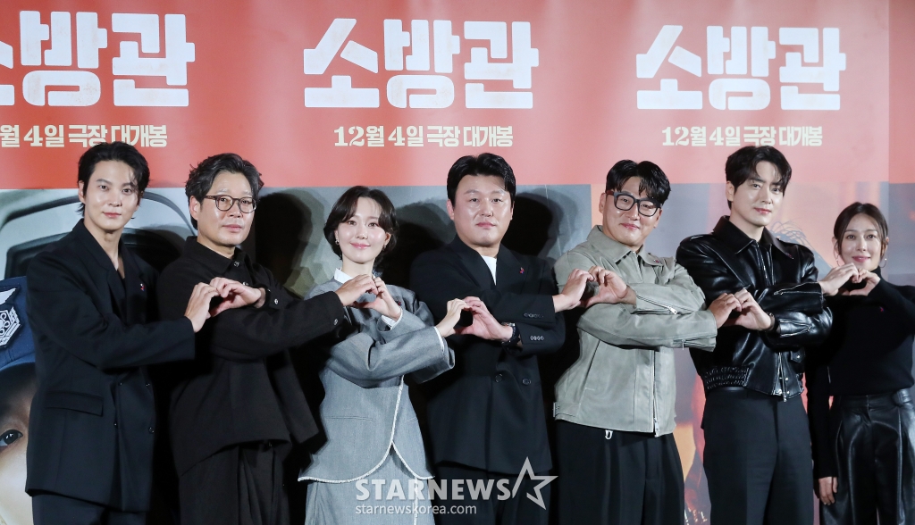배우 주원, 유재명, 이유영, 김민재, 오대환, 이준혁, 장영남이 8일 오전 서울 용산구 아이파크몰 CGV에서 진행된 영화 '소방관' 제작보고회에 참석해 포즈를 취하고 있다. '소방관'은 2001년 홍제동 화재 참사 사건 당시 열악한 환경 속에서도 화재 진압과 전원 구조라는 단 하나의 목표를 가지고 투입된 소방관들의 상황을 그린 이야기. 12월 4일 개봉. 2024.11.08 /사진=김창현 chmt@