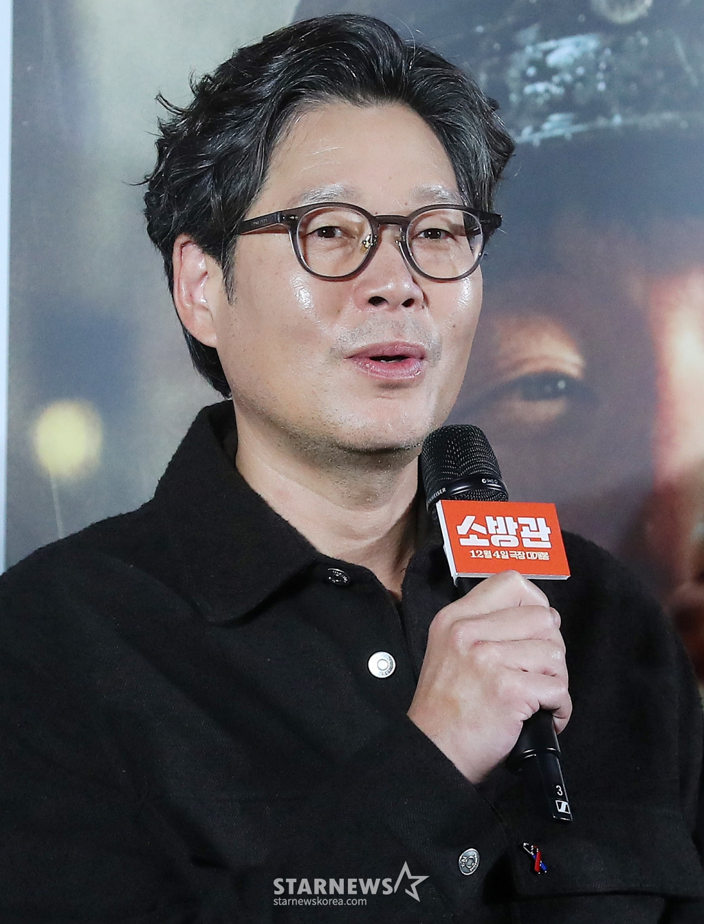 배우 유재명이 8일 오전 서울 용산구 아이파크몰 CGV에서 진행된 영화 '소방관' 제작보고회에 참석해 인사말을 하고 있다. '소방관'은 2001년 홍제동 화재 참사 사건 당시 열악한 환경 속에서도 화재 진압과 전원 구조라는 단 하나의 목표를 가지고 투입된 소방관들의 상황을 그린 이야기. 12월 4일 개봉. 2024.11.08 /사진=김창현 chmt@