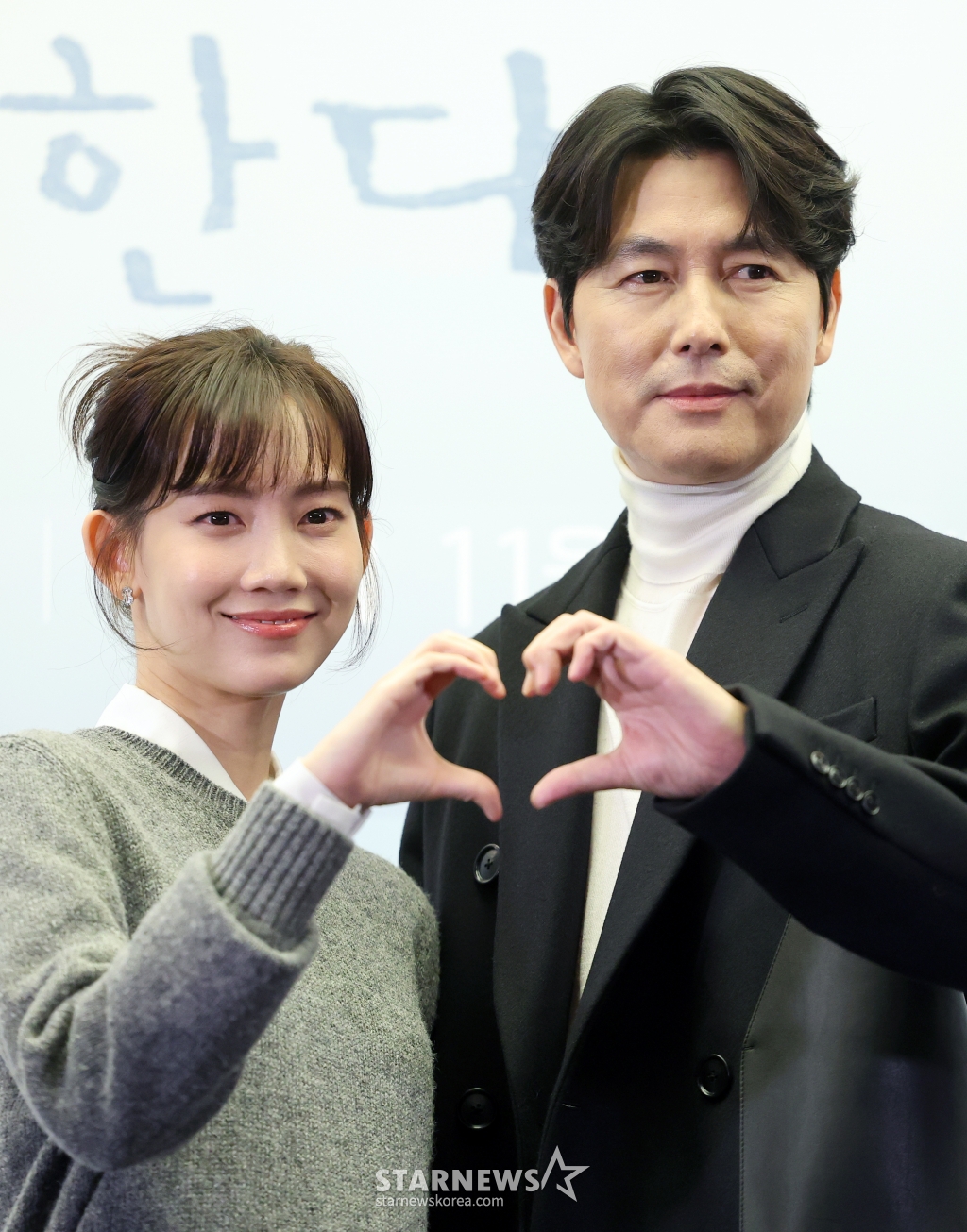 (서울=뉴스1) 김진환 기자 = 배우 신현빈과 정우성(오른쪽)이 27일 서울 마포구 상암동 스탠포드호텔코리아에서 열린 지니 TV 오리지널 ‘사랑한다고 말해줘’ 제작발표회에 참석해 포즈를 취하고 있다. ‘사랑한다고 말해줘’는 손으로 말하는 화가 차진우와 마음으로 듣는 배우 정모은의 소리없는 사랑을 다룬 클래식 멜로 드라마로 이날 밤 9시 지니 TV, 지니 TV 모바일, ENA에서 첫 공개된다. 2023.11.27/뉴스1 Copyright (C) 뉴스1. All rights reserved. 무단 전재 및 재배포, AI학습 이용 금지. /사진=(서울=뉴스1) 김진환 기자