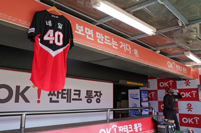 KIA 쪽 더그아웃에 걸린 제임스 네일의 유니폼. /사진=KIA 타이거즈 제공