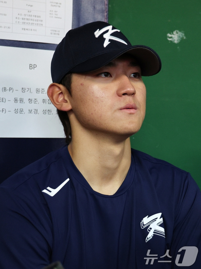 프리미어12 예선을 앞둔 대한민국 야구 대표팀 김도영이 9일(현지시간) 오후 대만 타이베이시 톈무 야구장에서 열린 훈련 중 취재진과 인터뷰하고 있다. 대한민국 대표팀은 오는 13일 대만과의 경기를 시작으로 14일 쿠바, 15일 일본, 16일 도미니카 공화국, 18일 호주와의 예선 경기를 갖는다. /사진=뉴스1