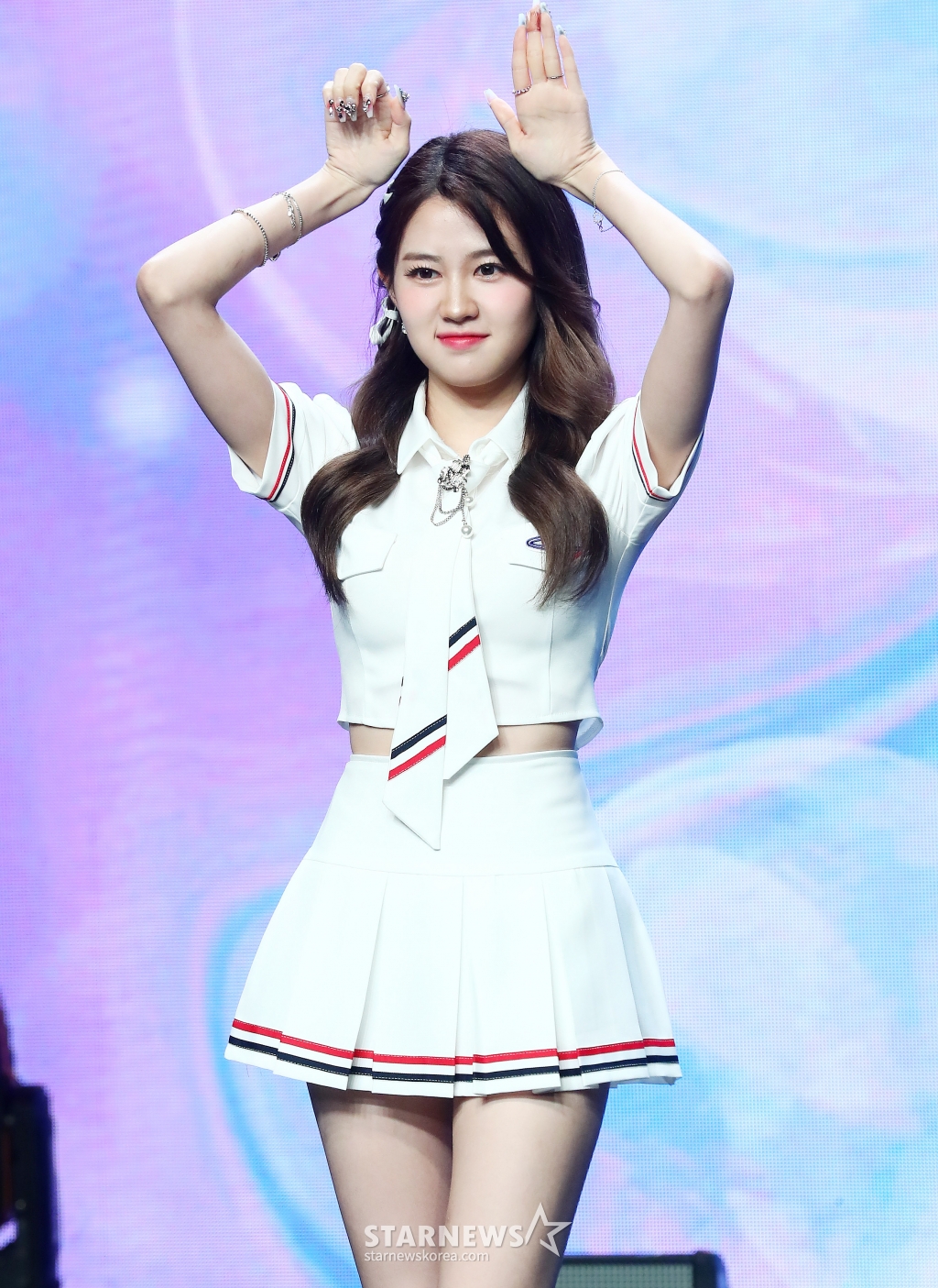 걸그룹 아일리원(ILY:1) 아라가 25일 오후 서울 강남구 청담동 일지아트홀에서 진행된 두 번째 미니 앨범 'New Chapter(뉴 챕터)' 발매 기념 쇼케이스에 참석해 포즈를 취하고 있다. 아일리원 이번 앨범에는 타이틀곡 'MY COLOR(마이 컬러)'를 비롯해 'Shining Sky(샤이닝 스카이)', '꽃이 피었습니다(Blossom)' 등 총 3곡이 수록됐다. 2023.07.25