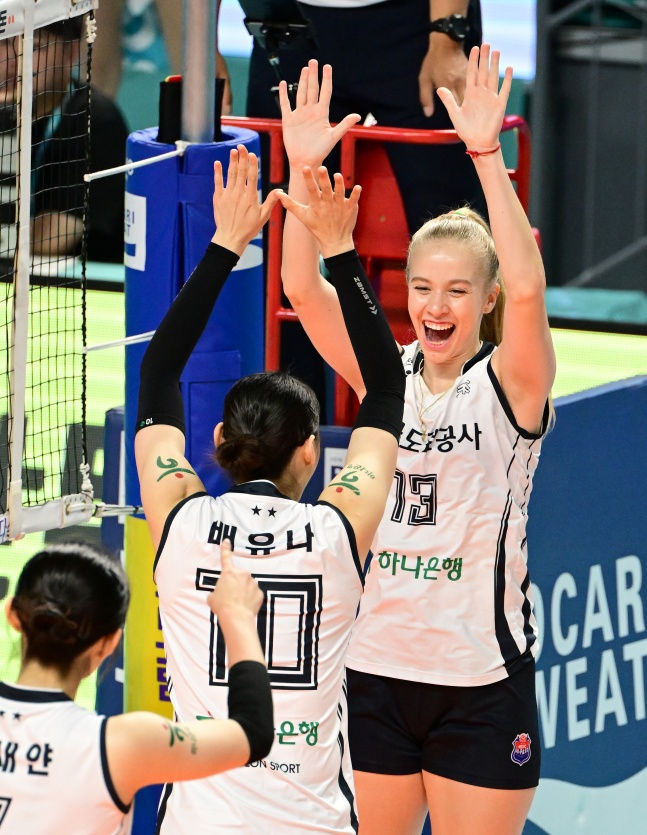 한국도로공사 선수단이 득점 후 기뻐하고 있다. /사진=한국배구연맹 제공