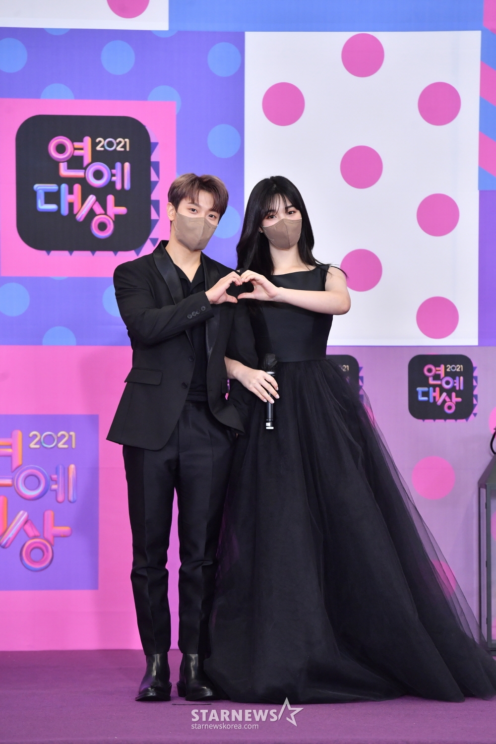 최민환, 율희 부부가 25일 오후 진행된 '2021 KBS 연예대상'에 참석해 포즈를 취하고 있다. /사진제공=KBS 2021.12.25