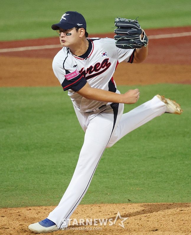 김서현이 10일 대만 타이베이시의 톈무 야구장에서 열린 대만프로야구(CPBL) 웨이취안 드래곤스와 평가전에서 4회 투구를 펼치고 있다. /사진=김진경 대기자