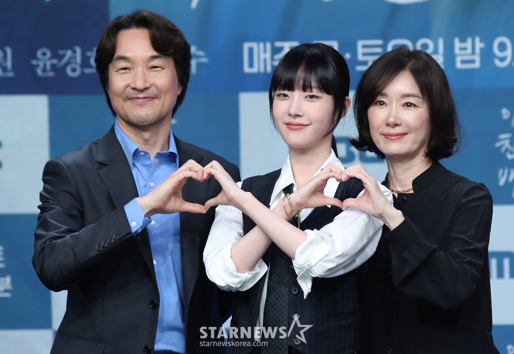 (서울=뉴스1) 권현진 기자 = 배우 한석규(왼쪽부터)와 채원빈, 오연수가 10일 오후 서울 마포구 상암 MBC에서 열린 MBC 금토드라마 '이토록 친밀한 배신자' 제작발표회에 참석해 포즈를 취하고 있다. '이토록 친밀한 배신자'는 국내 최고의 프로파일러가 수사 중인 살인사건에 얽힌 딸의 비밀과 마주하고, 처절하게 무너져가며 심연 속의 진실을 쫓는 ‘부녀 스릴러’ 드라마다. 2024.10.10/뉴스1 Copyright (C) 뉴스1. All rights reserved. 무단 전재 및 재배포, AI학습 이용 금지. /사진=(서울=뉴스1) 권현진 기자