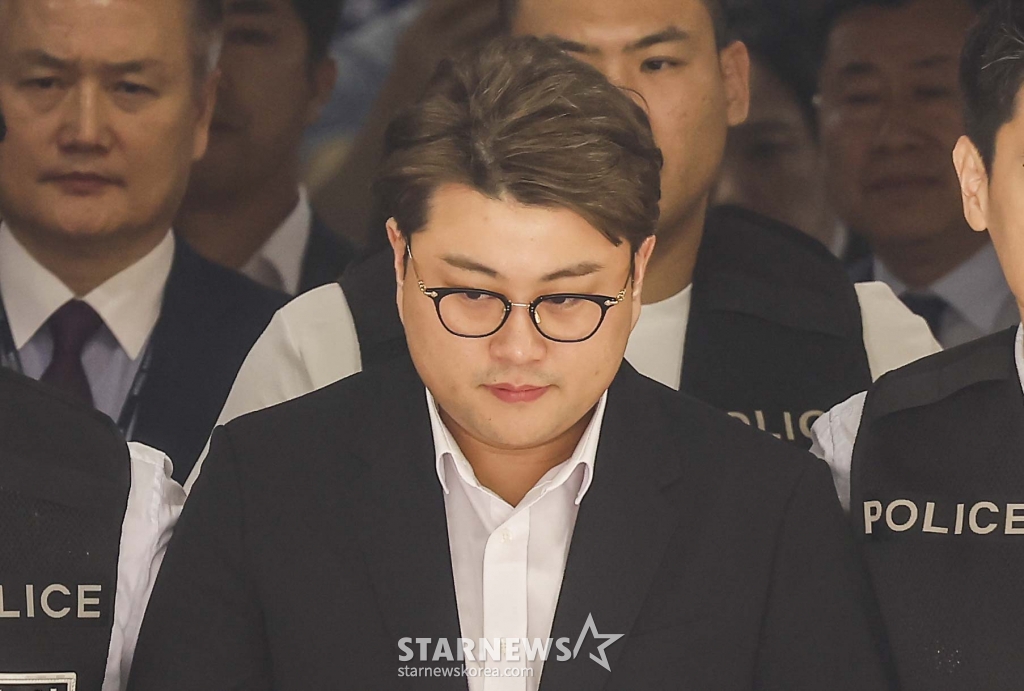 [서울=뉴시스] 정병혁 기자 = 음주 뺑소니 혐의를 받고 있는 트로트 가수 김호중이 24일 서울 서초구 서울중앙지방법원에서 열린 영장실질심사(구속 전 피의자심문)을 마친 뒤 법원을 나서고 있다. 2024.05.24. jhope@newsis.com /사진=정병혁