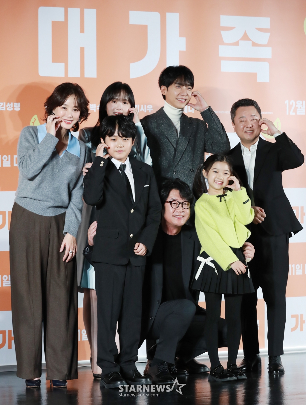 배우 김성령, 강한나, 이승기, 박수영, 김시우,김윤석, 윤채나가 12일 오전 서울 롯데시네마 건대입구점에서 진행된 영화 '대가족'(감독 양우석) 제작발표회에 참석해 포즈를 취하고 있다. /2024.11.12 /사진=이동훈 photoguy@