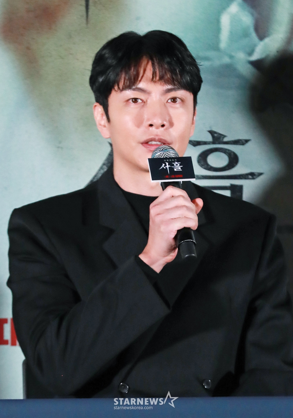 배우 이민기가 12일 오후 서울 CGV용산아이파크몰에서 진행된 영화 '사흘'(감독 현문섭) 언론배급시사회 및 기자간담회에 참석해 질문에 답하고 있다. /2024.11.12 /사진=이동훈 photoguy@