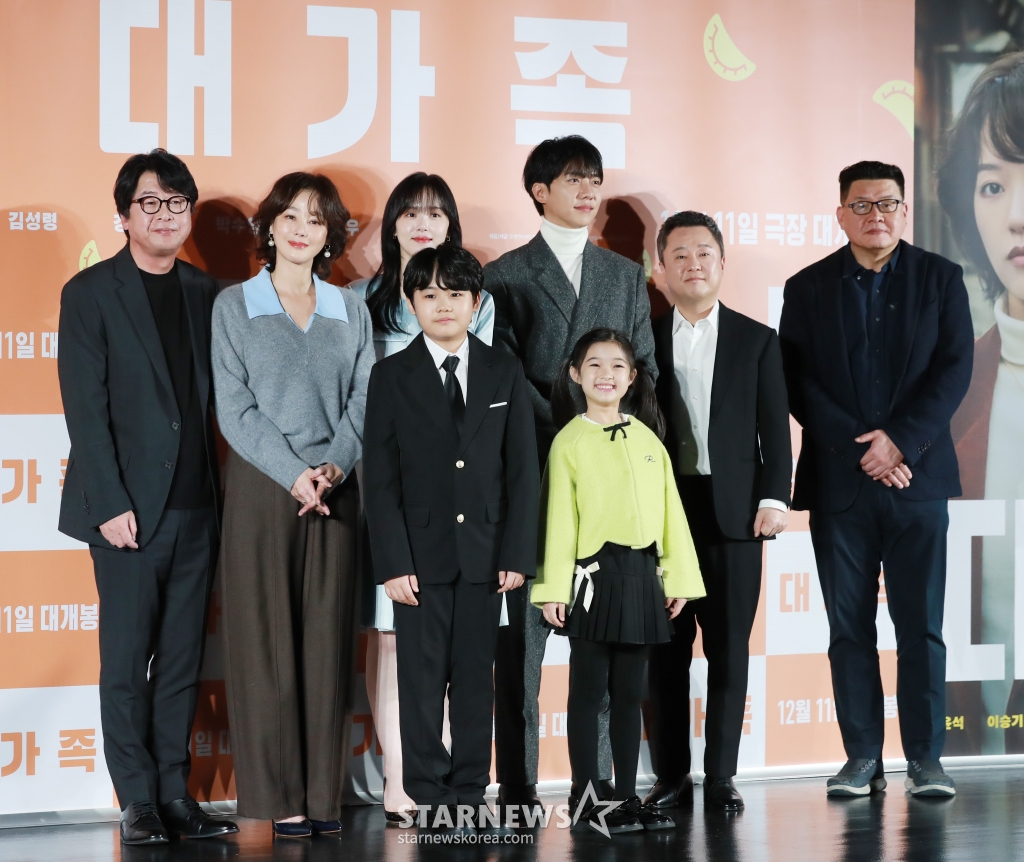 배우 김성령, 강한나, 이승기, 박수영, 김시우,김윤석, 윤채나, 양우석 감독이 12일 오전 서울 롯데시네마 건대입구점에서 진행된 영화 '대가족'(감독 양우석) 제작발표회에 참석해 포즈를 취하고 있다. /2024.11.12 /사진=이동훈 photoguy@