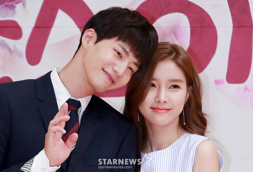 $ 배우 송재림, 김소은이 26일 오후 서울 양천구 목동 SBS 사옥에서 진행된 SBS 주말드라마 '우리 갑순이' 제작발표회에 참석해 포즈를 취하고 있다. '우리 갑순이'는 우리 시대 결혼과 연애, 가족의 이야기를, 갑순이와 갑돌이 가족을 통해 현실감 있으면서도 유쾌하게 보여주는 작품으로 오는 27일 첫 방송된다. /사진=김창현 기자 chmt@