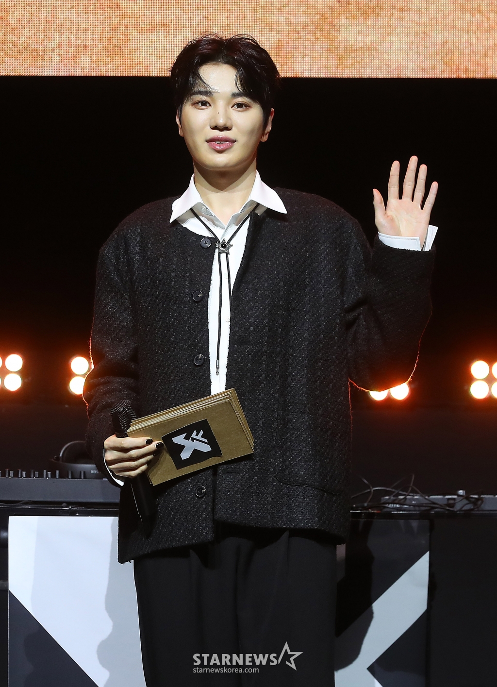 인피니트 성종이 13일 오후 서울 서대문구 예스24 원더로크홀에서 진행된 그룹 13파운드 데뷔 앨범 'Found' 쇼케이스에 진행자로 참석해 인사를 하고 있다. 13파운드의 'Found'는 '사랑'을 주제로 멤버들이 전곡 작사, 작곡했으며, 타이틀곡 'DOMINO'를 포함해 'MMM', 'RETRY' 등 총 3곡이 수록됐다. /사진=김창현 chmt@