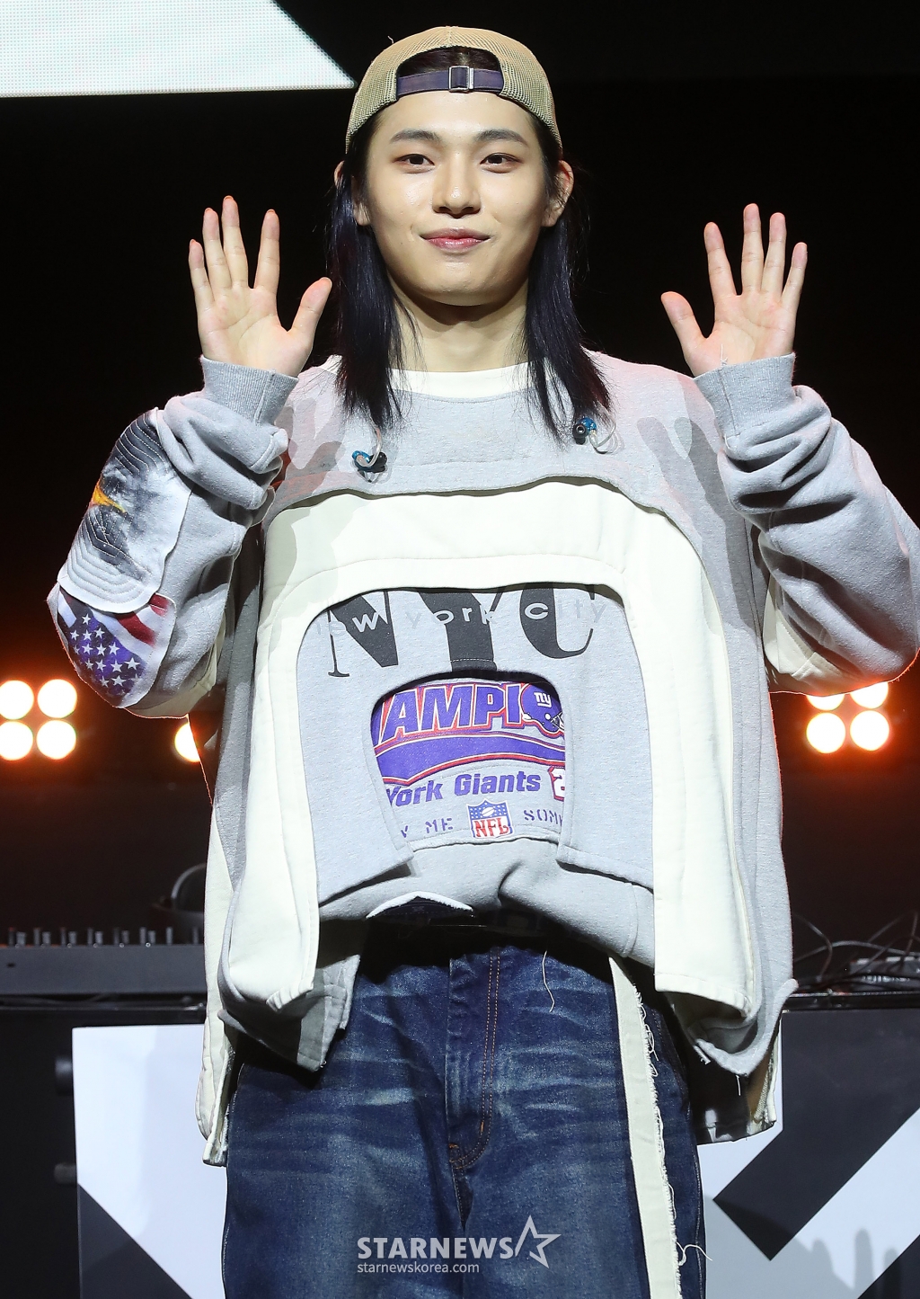 크리에이티브 그룹 13파운드(13Found) 김성연이 13일 오후 서울 서대문구 예스24 원더로크홀에서 진행된 데뷔 앨범 'Found' 쇼케이스에 참석해 포즈를 취하고 있다. 13파운드의 'Found'는 '사랑'을 주제로 멤버들이 전곡 작사, 작곡했으며, 타이틀곡 'DOMINO'를 포함해 'MMM', 'RETRY' 등 총 3곡이 수록됐다. /사진=김창현 chmt@