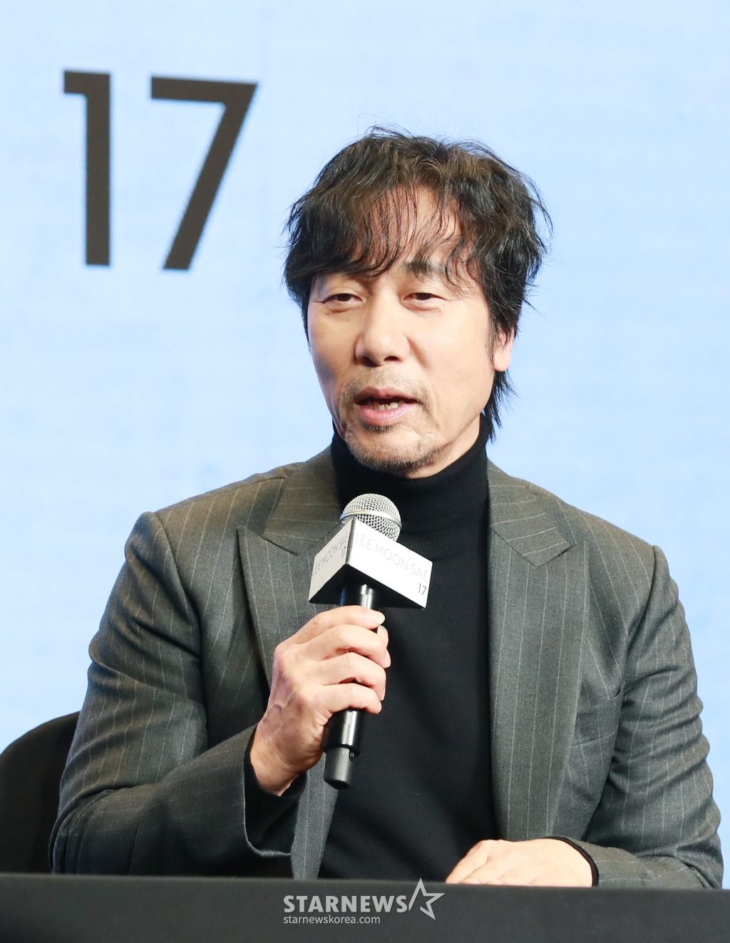가수 이문세가 13일 오후 서울 상암동 스탠포드 호텔에서 진행된 정규 17집 관련 기자간담회에서 포즈를 취하고 있다. 이번 간담회에서 수록곡 ‘이별에도 사랑이’, ‘마이 블루스’ 2곡을 선공개했다. 정규 17집은 2025년 완성을 목표로 하고 있다. /2024.11.13 /사진=이동훈 photoguy@