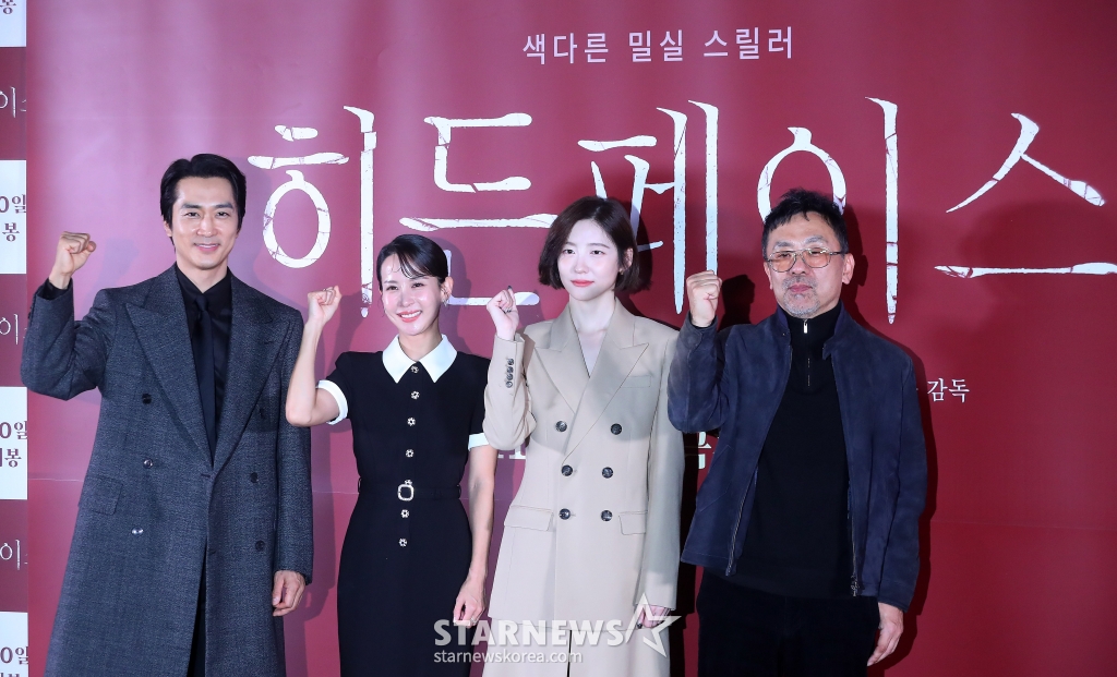 배우 송승헌, 조여정, 박지현, 김대우 감독이 13일 오후 서울 강남구 삼성동 코엑스 메가박스에서 진행된 영화 '히든페이스' 언론시사회 및 기자간담회에 참석해 포즈를 취하고 있다. '히든페이스'는 한통의 영상편지만 남기고 사라진 약혼녀의 행방을 쫓던 한 남자가 그녀와 관련된 충격적인 비밀을 마주하게 되면서 벌어지는 미스터리 스릴러. 오는 20일 개봉. 2024.11.13 /사진=김창현 chmt@
