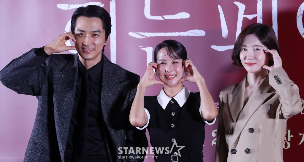 배우 송승헌, 조여정, 박지현이 13일 오후 서울 강남구 삼성동 코엑스 메가박스에서 진행된 영화 '히든페이스' 언론시사회 및 기자간담회에 참석해 포즈를 취하고 있다. '히든페이스'는 한통의 영상편지만 남기고 사라진 약혼녀의 행방을 쫓던 한 남자가 그녀와 관련된 충격적인 비밀을 마주하게 되면서 벌어지는 미스터리 스릴러. 오는 20일 개봉. 2024.11.13 /사진=김창현 chmt@