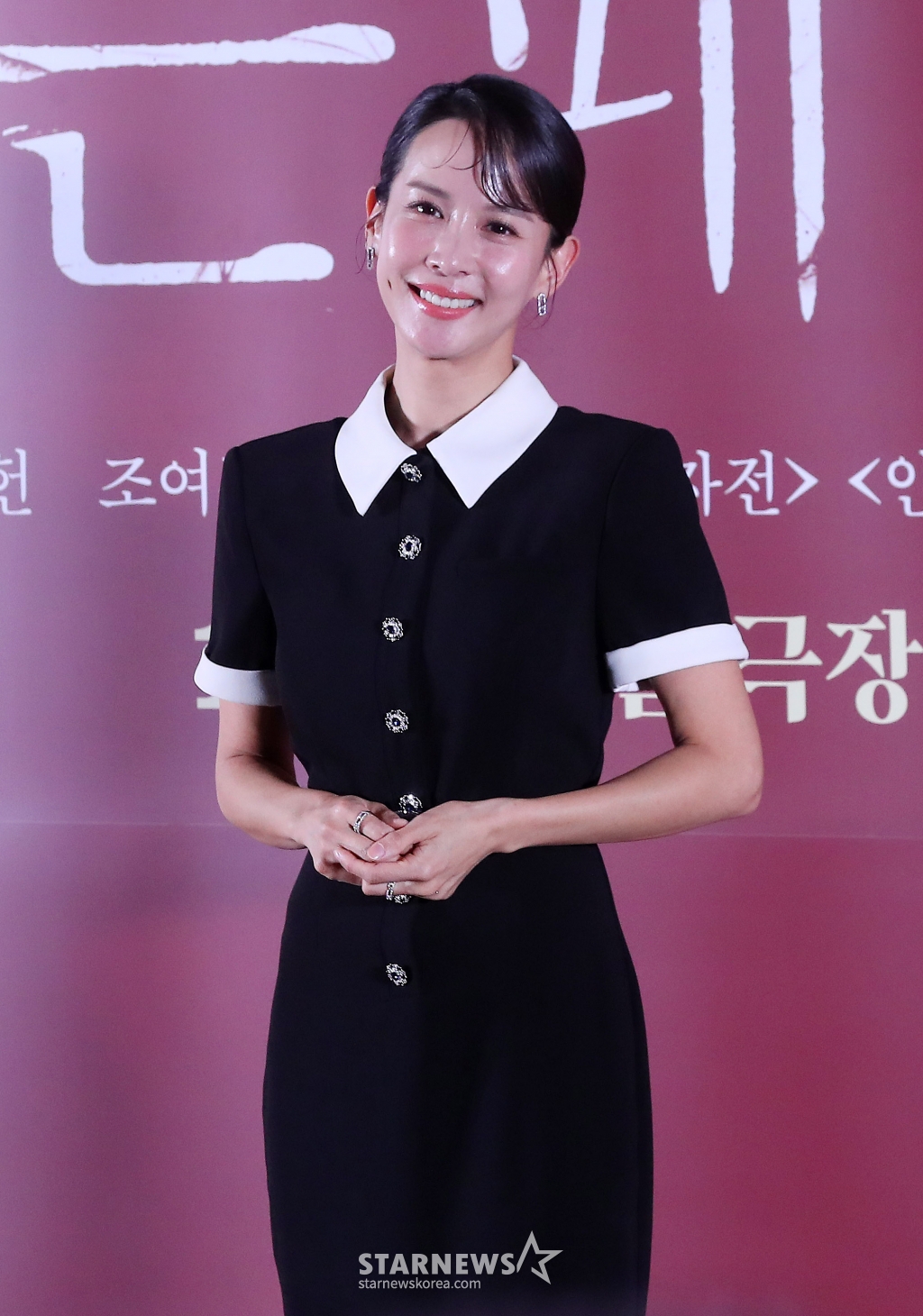 배우 조여정이 13일 오후 서울 강남구 삼성동 코엑스 메가박스에서 진행된 영화 '히든페이스' 언론시사회 및 기자간담회에 참석해 포즈를 취하고 있다. '히든페이스'는 한통의 영상편지만 남기고 사라진 약혼녀의 행방을 쫓던 한 남자가 그녀와 관련된 충격적인 비밀을 마주하게 되면서 벌어지는 미스터리 스릴러. 오는 20일 개봉. 2024.11.13 /사진=김창현 chmt@
