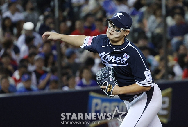 '2024 WBSC 프리미어12' B조 예선 한국-대만전이 13일 대만 타이베이돔에서 열렸다. 한국 김서현이 역투하고 있다. /사진=김진경 대기자
