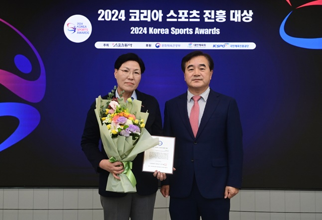 KLPGT 이영미(왼쪽) 대표이사가 13일 2024 코리아 스포츠진흥대상 스페셜 부문을 수상하고 있다. 사진제공=스포츠동아