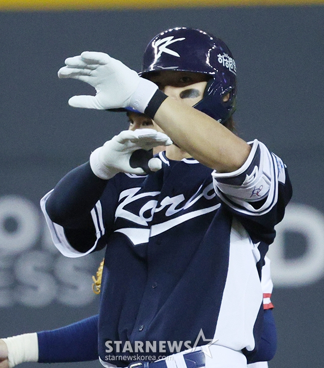 김도영이 13일 대만 타이베이시 타이베이돔에서 열린 대만과 2024 세계야구소프트볼연맹(WBSC) 프리미어12 B조 조별예선 1차전에서 4회 초 1타점 2루타를 치고 세리머니를 하고 있다. /사진=김진경 대기자