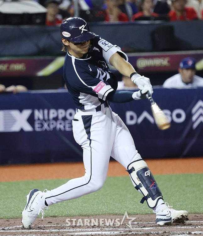 김도영이 13일 대만 타이베이시 타이베이돔에서 열린 대만과 2024 세계야구소프트볼연맹(WBSC) 프리미어12 B조 조별예선 1차전에서 4회 초 1타점 2루타를 치고 있다. /사진=김진경 대기자